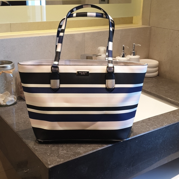 Kate Spade Laurel Tote Bag & Wallet - Picture 2 of 8